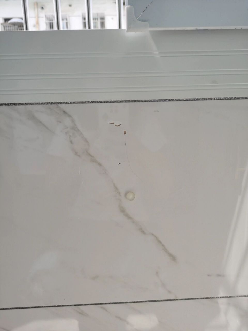 墙砖裂了什么原因造成的(墙砖裂了是不是墙体开裂造成的)